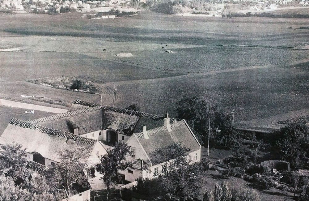 Høveltegård med Gilleleje set fra sydvest ca 1945